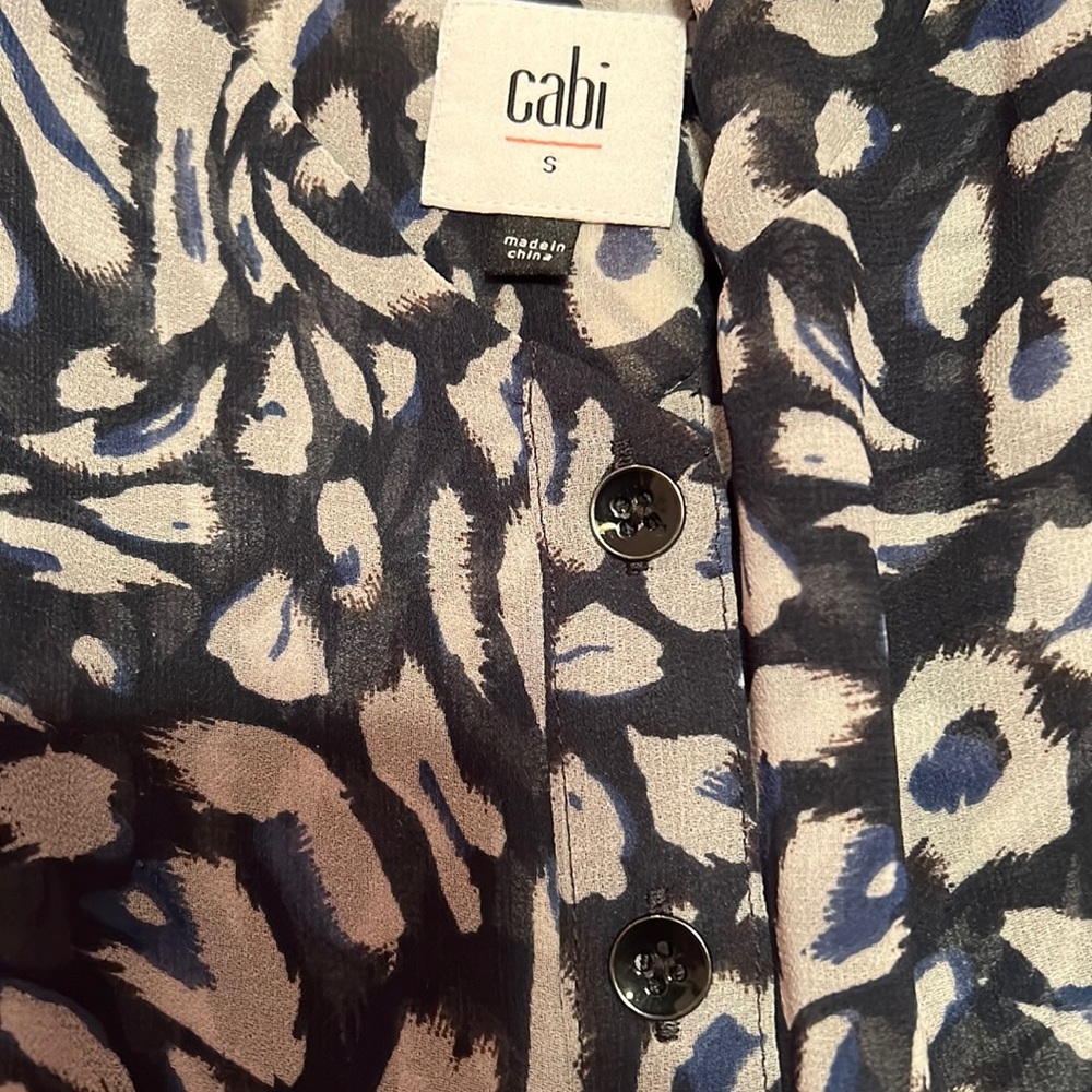 NWOT Cabi ruffle hem animal print tank in blue Size Small